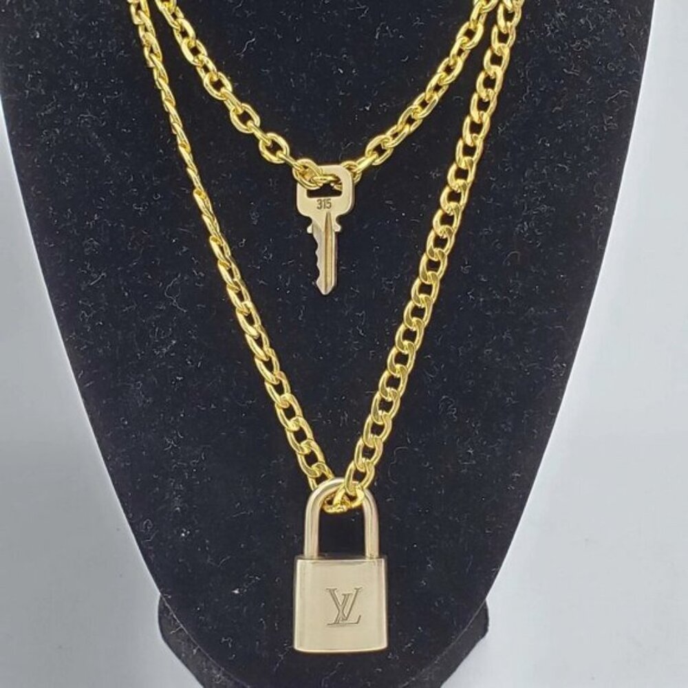 Gold-Plated Necklace with Authentic Louis Vuitton Padlock - Picture 4 of 11